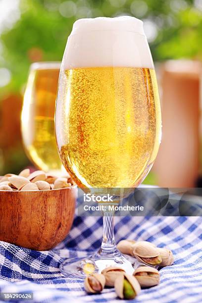 Cerveja Fresca E As Refeições Ligeiras - Fotografias de stock e mais imagens de Alimentação Não-saudável - Alimentação Não-saudável, Amarelo, Ao Ar Livre