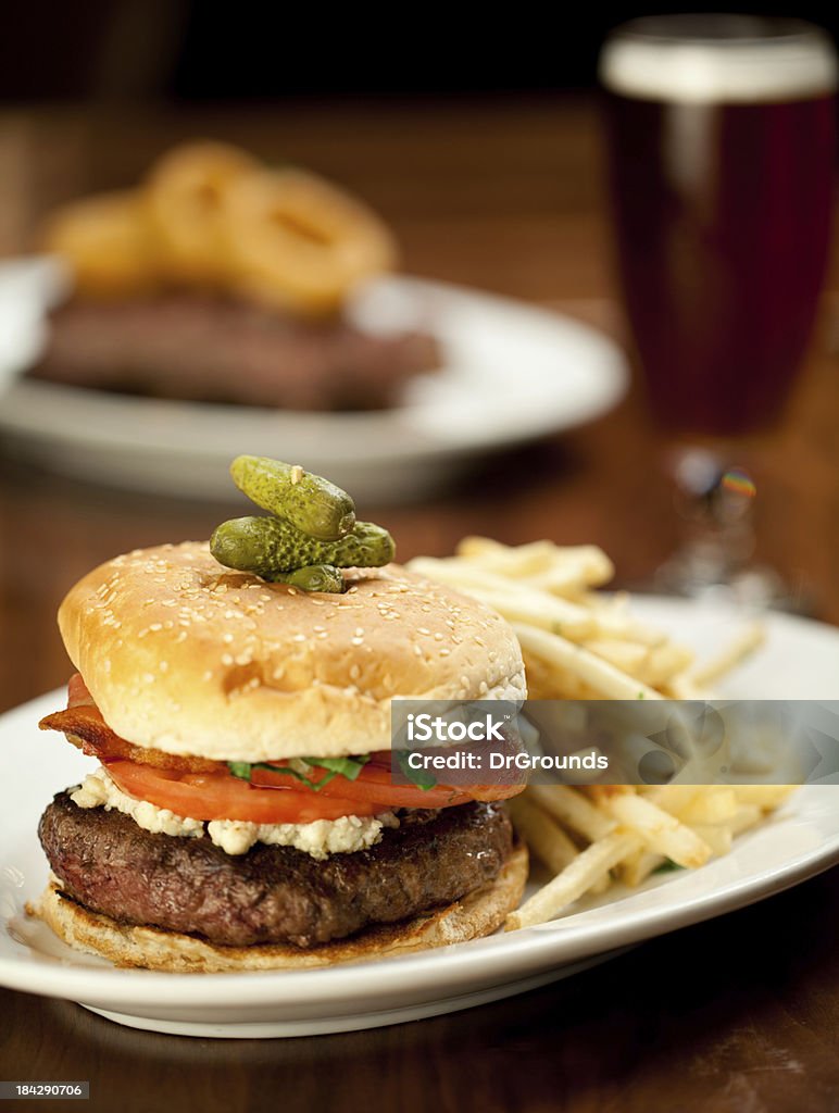 Bacon Cheeseburger repas servi dans le restaurant - Photo de Aliment libre de droits