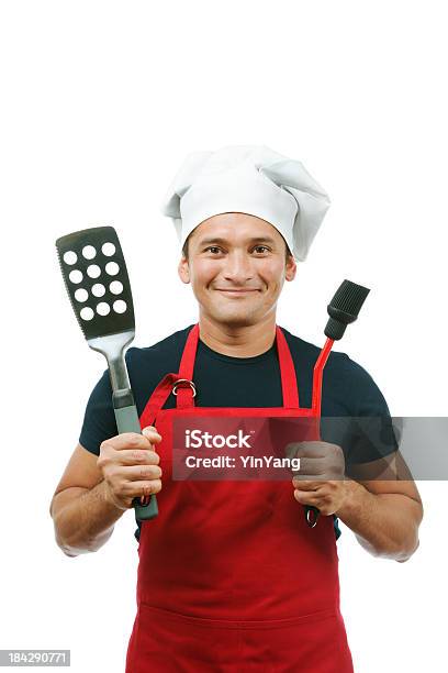 Homem Feliz Grilling Chefe De Cozinha Em Vermelho Isolado Em Fundo Branco - Fotografias de stock e mais imagens de Chefe de Cozinha