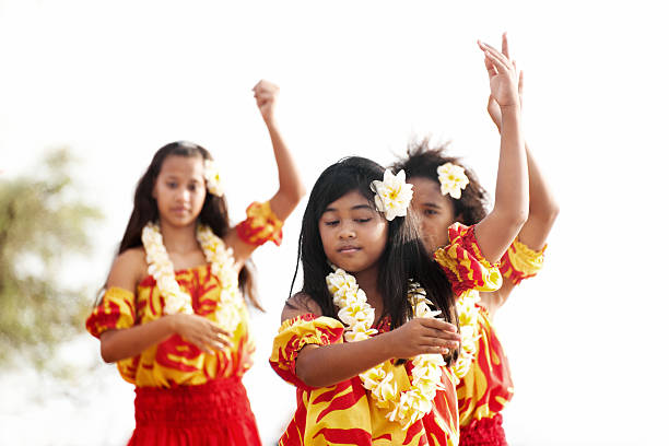 danseurs de hula - hawaiian ethnicity photos et images de collection