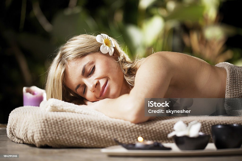 Blonde schöne Frau Entspannung im spa resort. - Lizenzfrei Alternative Behandlungsmethode Stock-Foto