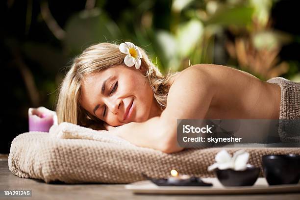 Blonde Schöne Frau Entspannung Im Spa Resort Stockfoto und mehr Bilder von Alternative Behandlungsmethode - Alternative Behandlungsmethode, Alternative Medizin, Aromatherapie