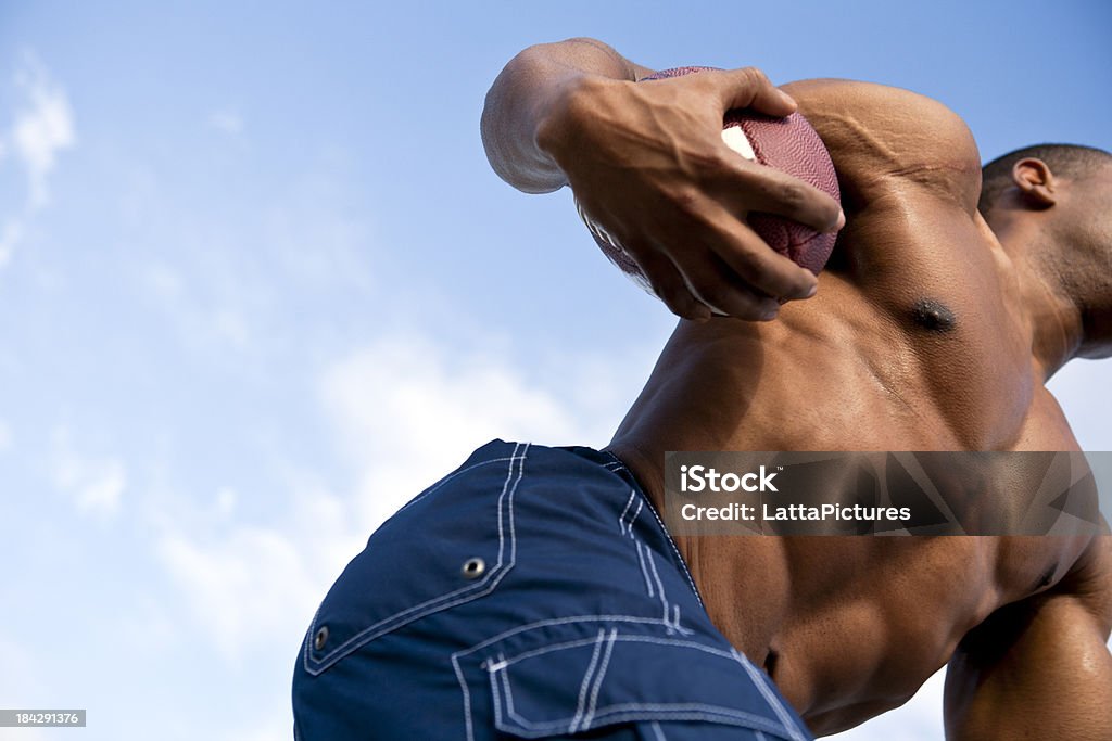 Muscular torso de afroamericana malerunning con un partido de fútbol - Foto de stock de 30-39 años libre de derechos