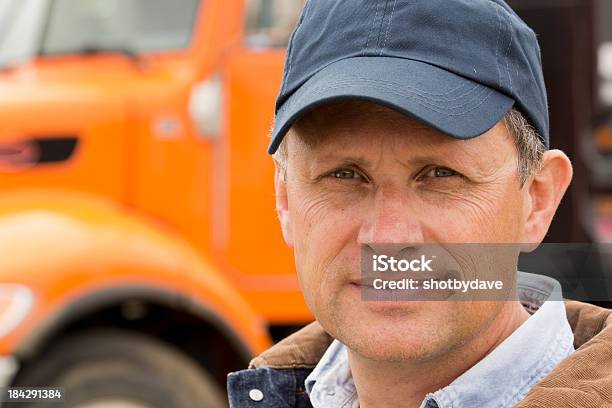 Conductor Graves Foto de stock y más banco de imágenes de Gorra - Gorra, Camionero, Naranja - Color