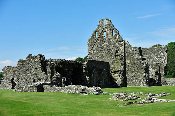 die ruinen eines alten historischen schottischen abbey - wigtownshire stock-fotos und bilder