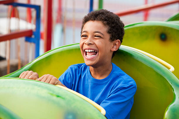 мальчик на roller coaster - rollercoaster carnival amusement park ride screaming стоковые фото и изображения