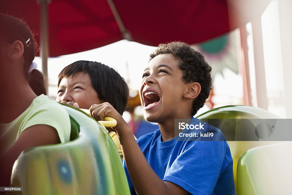 Bambini cavalcare un ottovolante - Foto stock royalty-free di Montagne russe