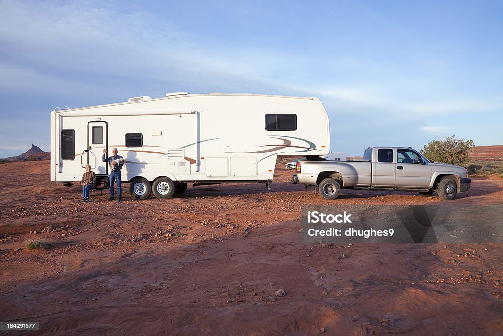 RV 기체상태의 캠핑 on BLM 육상운송 니어 캐년랜즈 국립 공원 - 로열티 프리 픽업 트럭 스톡 사진