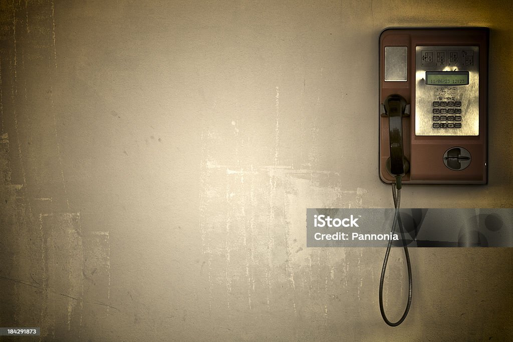 Téléphone sur mur vierge - Photo de Bouton poussoir libre de droits