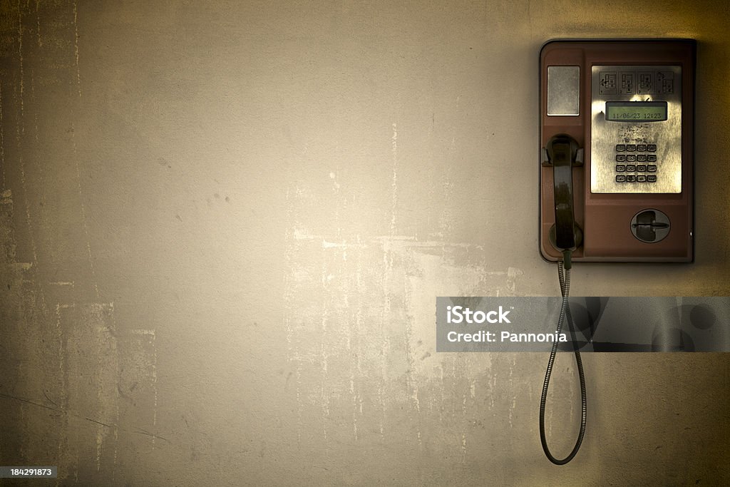 Telefon na puste ściany - Zbiór zdjęć royalty-free (Automat telefoniczny)