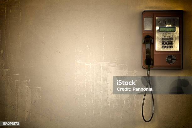 Telefon Na Puste Ściany - zdjęcia stockowe i więcej obrazów Automat telefoniczny - Automat telefoniczny, Bez ludzi, Fotografika