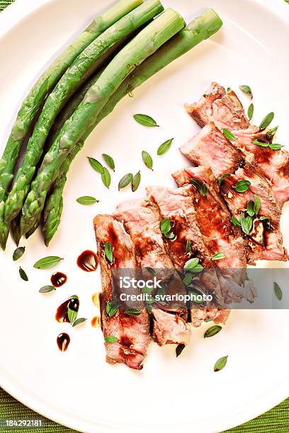 Scheiben Steak Mit Spargel Stockfoto und mehr Bilder von Am Spieß gebraten - Am Spieß gebraten, Balsamico, Bratengericht