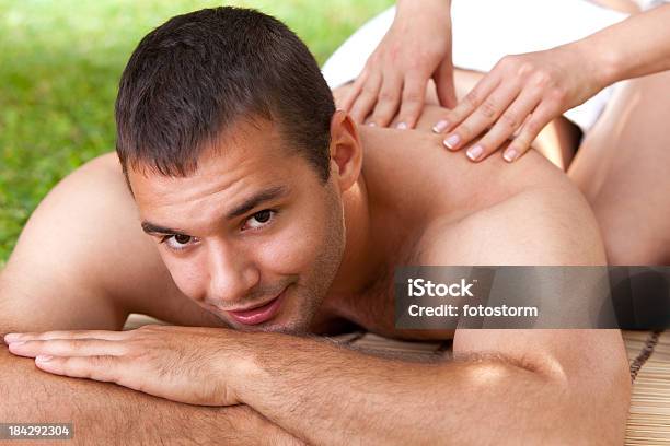 Photo libre de droit de Homme Profitant Dun Massage Au Spa banque d'images et plus d'images libres de droit de Adulte - Adulte, Beauté, Beauté de la nature