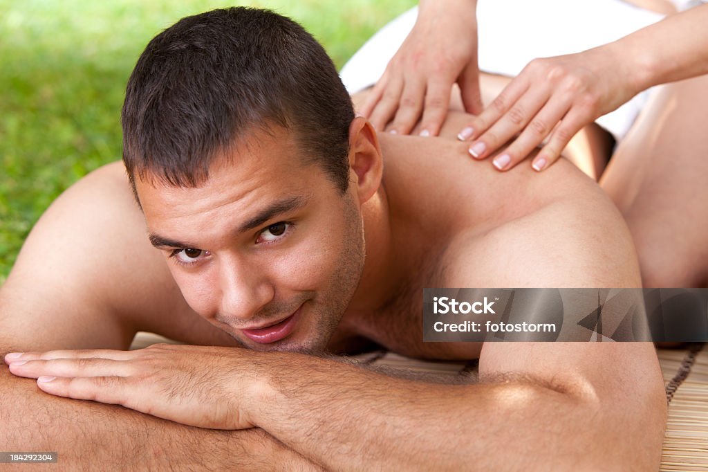 Uomo godendo massaggio alla Spa - Foto stock royalty-free di Adulto