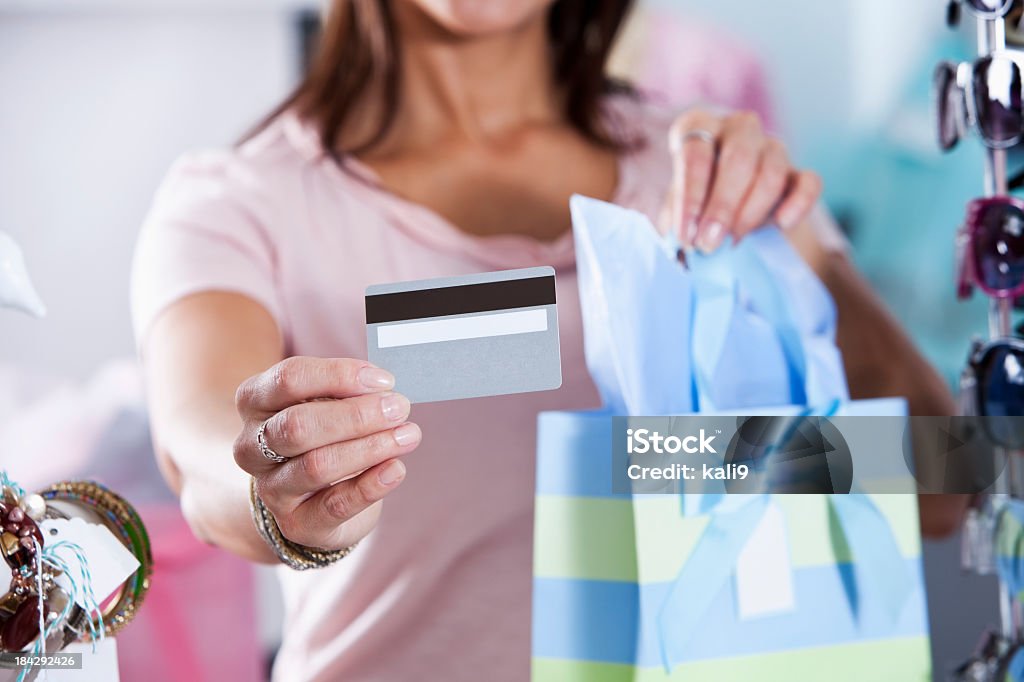 女性のブティックでのショッピングバッグ creditcard - 1人のロイヤリティフリーストックフォト