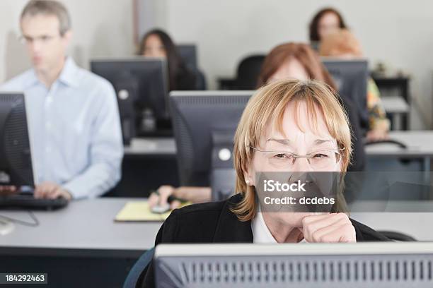 Anziani Nel Computer In Classe - Fotografie stock e altre immagini di 60-69 anni - 60-69 anni, Adulto, Adulto in età matura