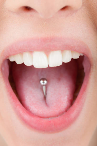 penetrante linguetta - pierced human tongue tongue stud teenager foto e immagini stock