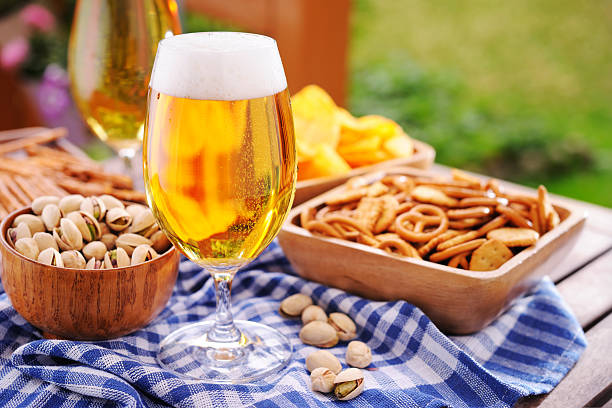 frisches bier und snacks - serving drink beer garden beer glass stock-fotos und bilder