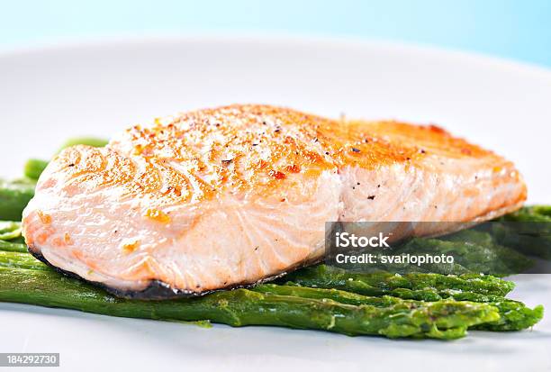 Filete De Salmón Con Espárragos Foto de stock y más banco de imágenes de Al horno - Al horno, Alimento, Alimentos cocinados