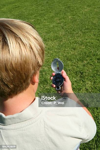 Foto de Young Explorer Com Uma Bússola e mais fotos de stock de Bússola - Bússola, Corrida de orientação, Criança