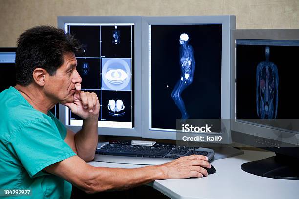 히스패닉계 담담의 의료 스캔 PET 스캔에 대한 스톡 사진 및 기타 이미지 - PET 스캔, 검사-보기, 방사선 전문의