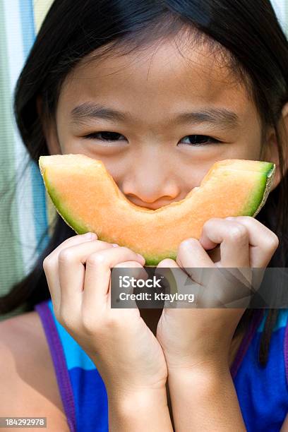 Menina Segurar Fatia De Cantaloupe - Fotografias de stock e mais imagens de 8-9 Anos - 8-9 Anos, Alimentação Saudável, Ao Ar Livre