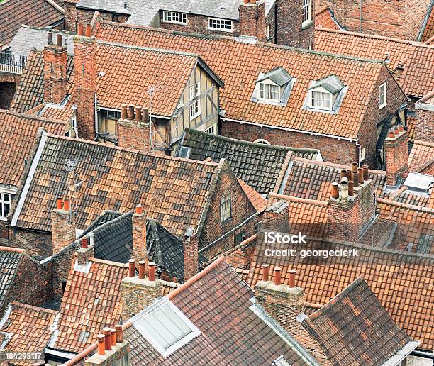 Old English Tejados Foto de stock y más banco de imágenes de Aire libre - Aire libre, Alto - Descripción física, Arcilla