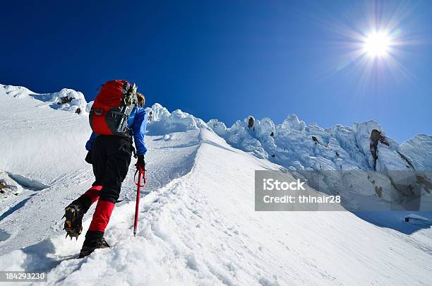 Montañero Ascendente Foto de stock y más banco de imágenes de Actividad - Actividad, Adulto, Aislado