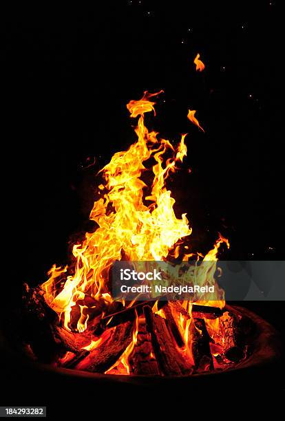 Lagerfeuer Auf Schwarz Stockfoto und mehr Bilder von Brennholz - Brennholz, Farbbild, Farbton