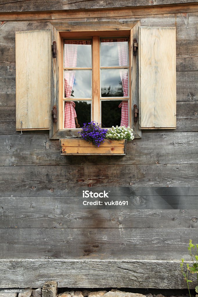Fenêtre avec des fleurs - Photo de Antique libre de droits