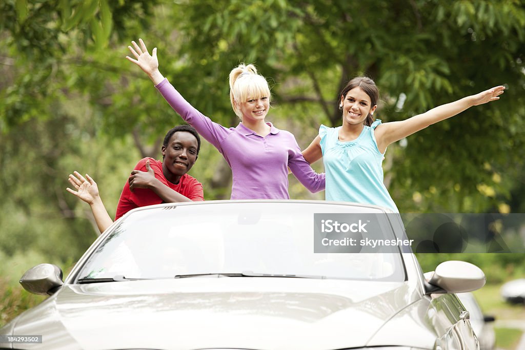 Gruppe von Teenagern, die einem Cabrio Auto fahren. - Lizenzfrei SUV Stock-Foto