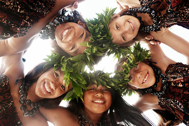 danseurs de hula - polynesia photos et images de collection