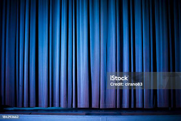 Photo libre de droit de Fond De Rideaux De Théâtre banque d'images et plus d'images libres de droit de Rideaux - Rideaux, Bleu, Scène de théâtre