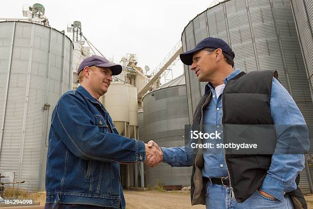 Photo libre de droit de Silo Poignée De Main banque d'images et plus d'images libres de droit de Agriculteur - Agriculteur, Réunion, Poignée de main