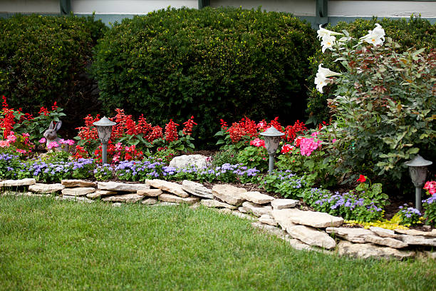 le jardin fleuri - landscaped retaining wall wall stone photos et images de collection