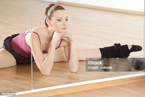 Bailarín De Ballet En Frente De Espejo Foto de stock y más banco de imágenes de 20-24 años - 20-24 años, Abrise de piernas, Actividades y técnicas de relajación