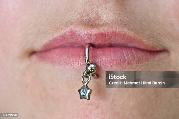 Kolczyki Na Wardze - zdjęcia stockowe i więcej obrazów Piercing - Piercing, Usta człowieka, Makrofotografia