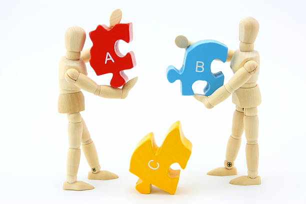 teamarbeit puzzle - figurine puzzle people business stock-fotos und bilder