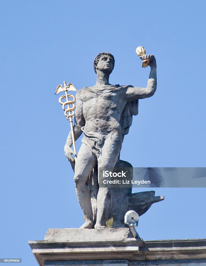 Estátua de mercúrio com Caduceus e bolsa - Foto de stock de Mercúrio - Deus romano royalty-free
