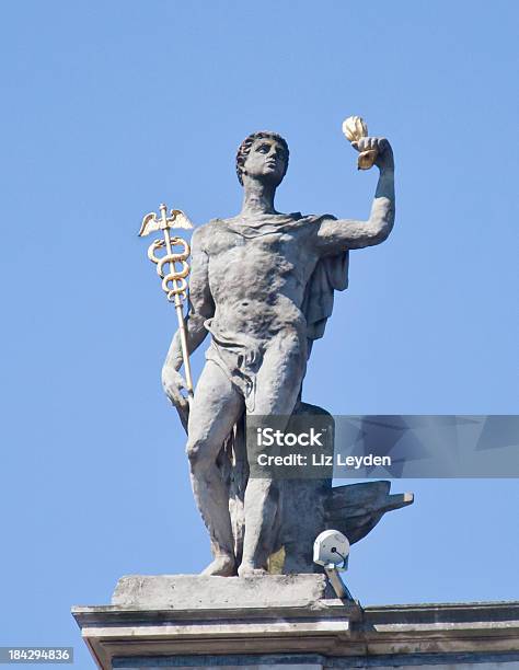 Foto de Estátua De Mercúrio Com Caduceus E Bolsa e mais fotos de stock de Mercúrio - Deus romano - Mercúrio - Deus romano, Estátua, Caduceu