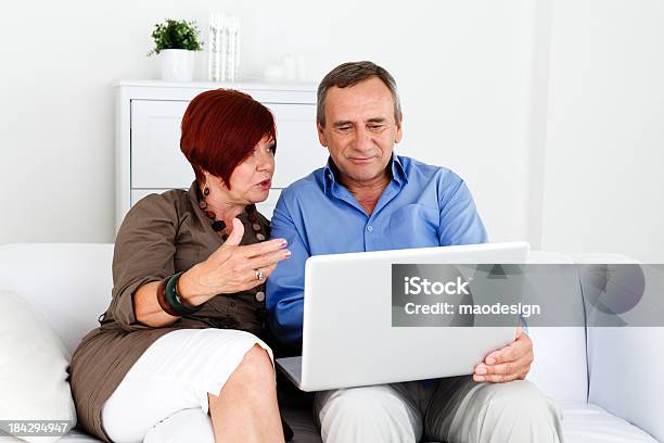 Älteres Paar Surfen Im Internet Zusammen Stockfoto und mehr Bilder von 50-54 Jahre - 50-54 Jahre, Aussuchen, Berühren