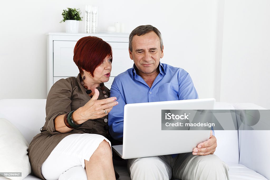Mature Couple ensemble la navigation sur Internet - Photo de 50-54 ans libre de droits