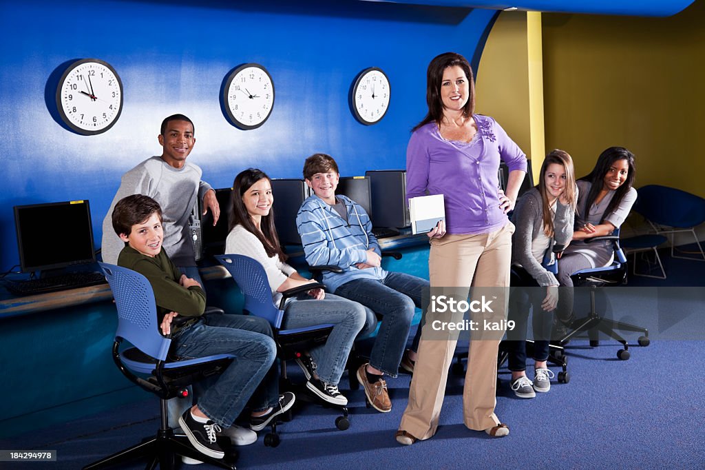 Lehrer mit Teenager Studenten - Lizenzfrei Computerlabor Stock-Foto