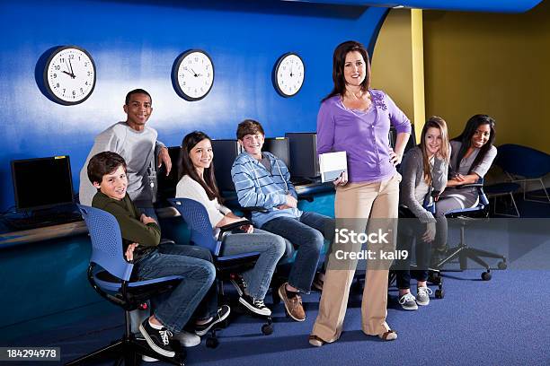 Insegnante Con Gli Studenti Adolescenti - Fotografie stock e altre immagini di Insegnante - Insegnante, Laboratorio informatico, Ritratto