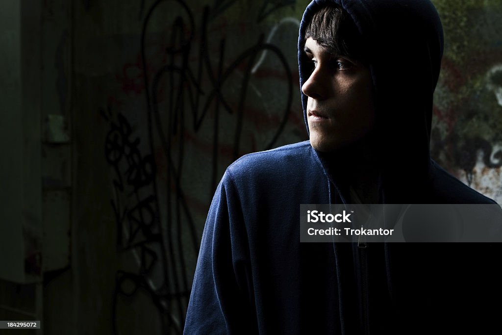 Dark giovane uomo indossando felpa con cappuccio - Foto stock royalty-free di Adolescente