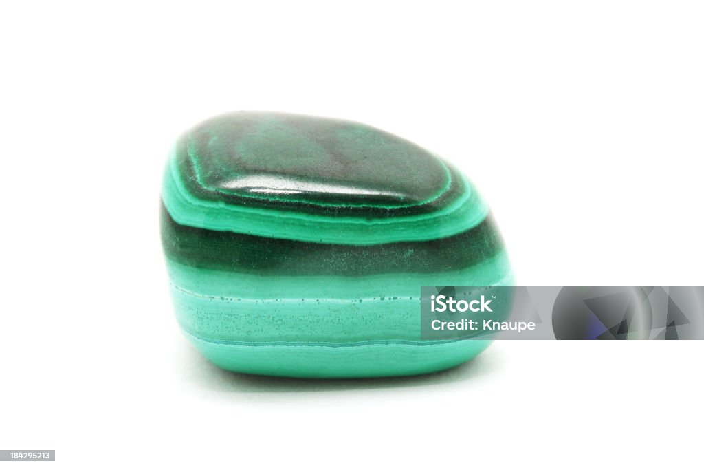 malachite singolo con pietra su sfondo bianco - Foto stock royalty-free di Ambientazione interna