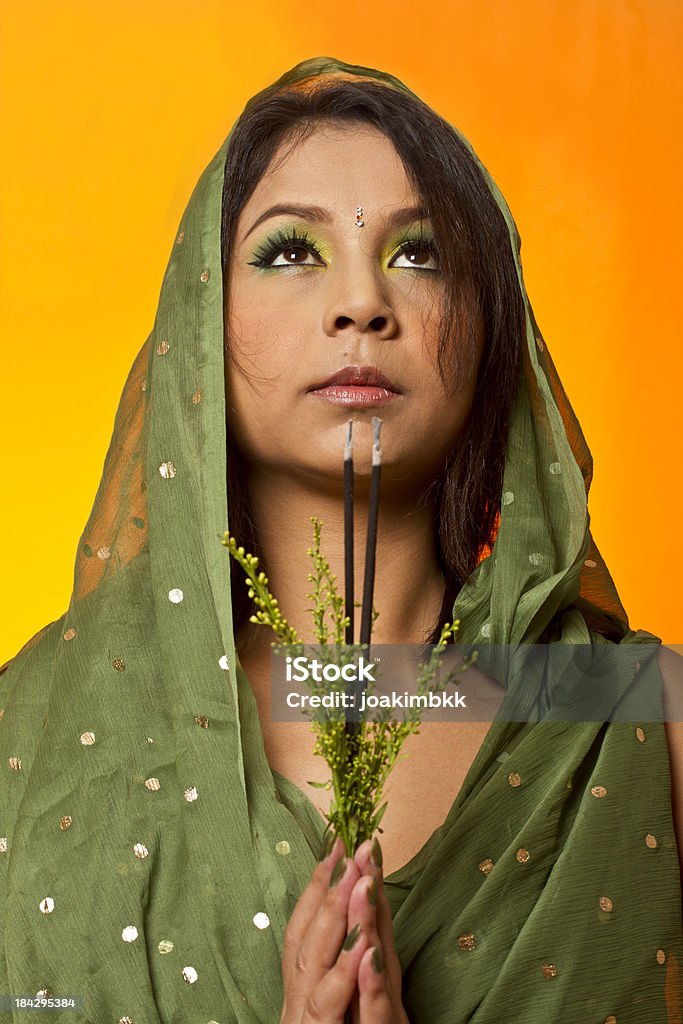 Indian lady rezar - Foto de stock de 20-24 años libre de derechos