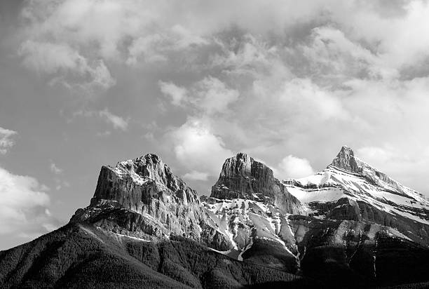 trois sisters - bow valley photos et images de collection