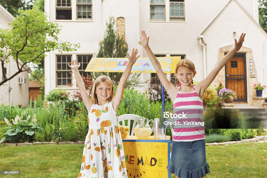 Meninas, de negócios bem sucedido jovem Empresário parceiros com Barraca de Limonada Hz - Foto de stock de 10-11 Anos royalty-free