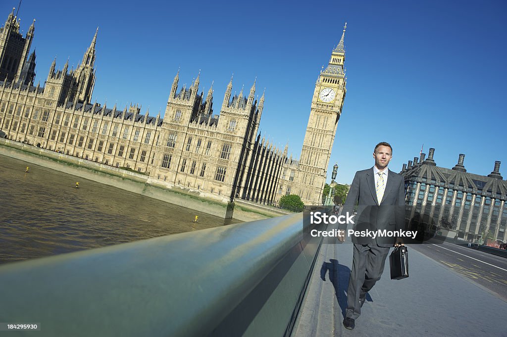 Empresário caminha na Ponte de Westminster pelo Big Ben de Londres - Royalty-free Big Ben Foto de stock